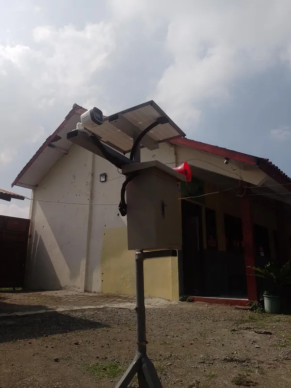 Sistem MATAPADI Tampak Depan dengan Panel Surya