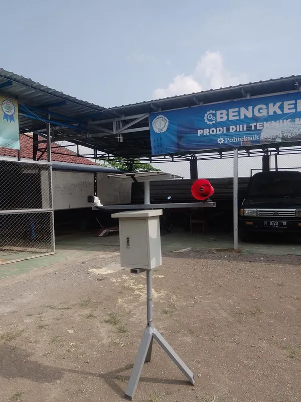 MATAPADI Tampak Samping dengan Panel Surya